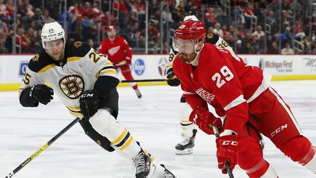Levé křídlo Detroitu Brendan Perlini veze kotouč před obráncem Bostonu Bruins Brandonem Carlem. Levé křídlo Detroitu Brendan Perlini veze kotouč před obráncem Bostonu Bruins Brandonem Carlem.