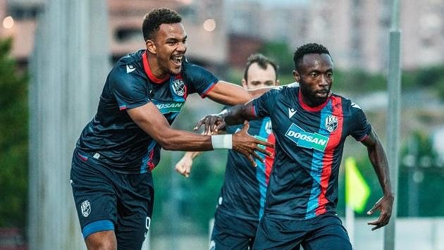 Střelec prvního gólu Joel Kayamba (vpravo) oslavující se svými spoluhráči. Střelec prvního gólu Joel Kayamba (vpravo) oslavující se svými spoluhráči.