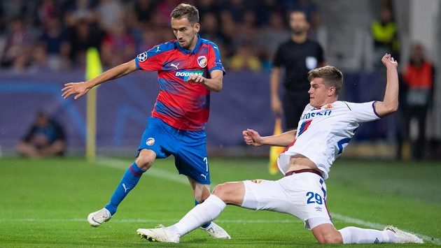 Tomáš Hořava z Viktorie a Jaka Bijol z CSKA během utkání základní skupiny Ligy mistrů v Plzni. Tomáš Hořava z Viktorie a Jaka Bijol z CSKA během utkání základní skupiny Ligy mistrů v Plzni.