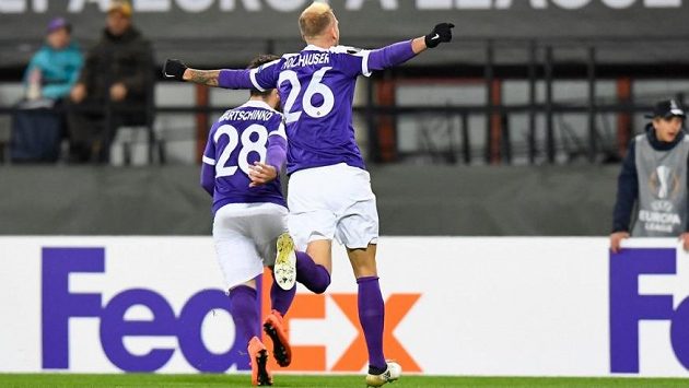Fotbalisté Austrie Vídeň se v Evropské lize radují z gólu proti AR Řím. Fotbalisté Austrie Vídeň se v Evropské lize radují z gólu proti AR Řím.