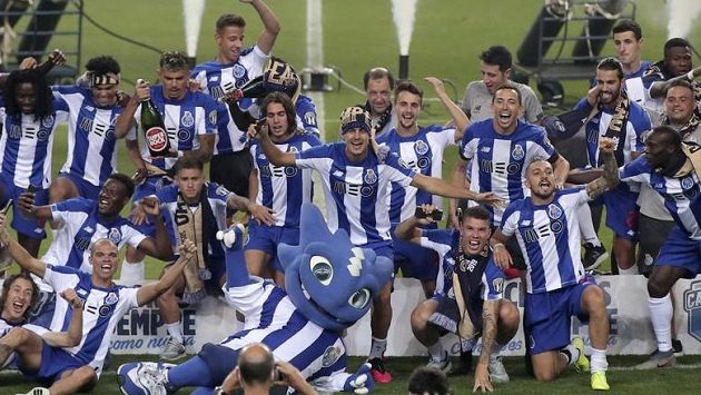 Fotbalisté Porta se radují z mistrovského titulu Fotbalisté Porta se radují z mistrovského titulu