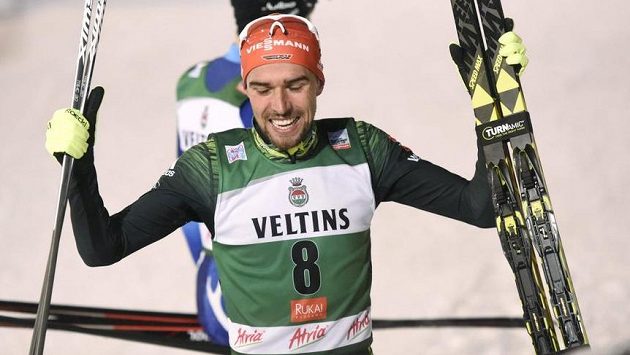 Německý sdruženář Johannes Rydzek se raduje ze svého triumfu v nedělním závodu v Ruce. Německý sdruženář Johannes Rydzek se raduje ze svého triumfu v nedělním závodu v Ruce.