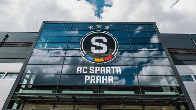 Vstupní průčelí do zrekonstruovaného tréninkového centra Sparty na Strahově. Vstupní průčelí do zrekonstruovaného tréninkového centra Sparty na Strahově.