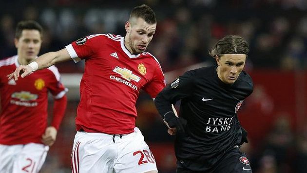 Morgan Schneiderlin (28) z Manchesteru United a Jakob Poulsen z Midtjyllandu. Morgan Schneiderlin (28) z Manchesteru United a Jakob Poulsen z Midtjyllandu.