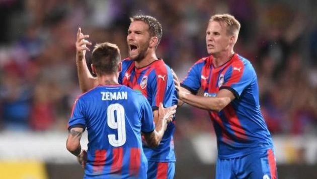 Plzeňský Marek Bakoš se raduje z gólu proti Larnace. Vlevo Martin Zeman, vpravo David Limberský Plzeňský Marek Bakoš se raduje z gólu proti Larnace. Vlevo Martin Zeman, vpravo David Limberský