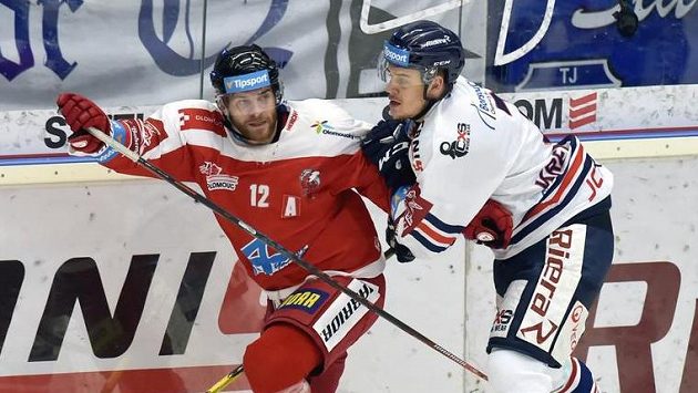 Zleva Jan Knotek z Olomouce a Daniel Krenželok z Vítkovic. Zleva Jan Knotek z Olomouce a Daniel Krenželok z Vítkovic.