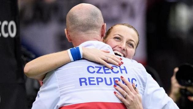 A jsme tam! Petra Kvitová oslavuje s Petrem Pálou postup do semifinále. A jsme tam! Petra Kvitová oslavuje s Petrem Pálou postup do semifinále.