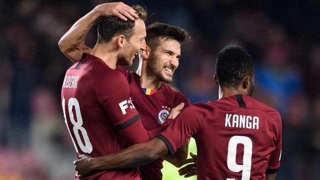 Fotbalisté Sparty (zleva) Libor Kozák, Michal Trávník a Guélor Kanga oslavují gól na 2:0 během utkání s Karvinou. Fotbalisté Sparty (zleva) Libor Kozák, Michal Trávník a Guélor Kanga oslavují gól na 2:0 během utkání s Karvinou.