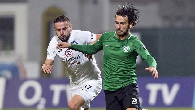 Tomáš Zajíc ze Slovácka (vlevo) a Jaroslav Tregler z Příbrami v souboji. Tomáš Zajíc ze Slovácka (vlevo) a Jaroslav Tregler z Příbrami v souboji.