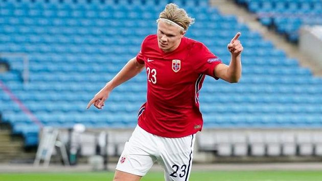 Nor Erling Braut Haaland oslavuje jeden ze tří gólů vstřelených do branky Rumunska. Nor Erling Braut Haaland oslavuje jeden ze tří gólů vstřelených do branky Rumunska.