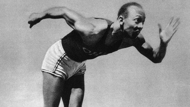 Jesse Owens ve svém hvězdném roce 1936 v Berlíně. Jesse Owens ve svém hvězdném roce 1936 v Berlíně.