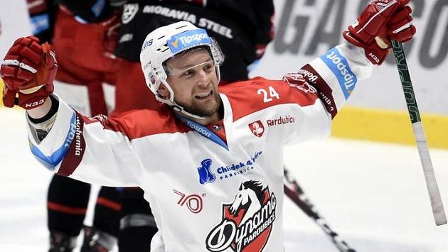 Johan Harju, švédský útočník v pardubických službách, slaví svoji trefu v extraligovém utkání proti Třinci. Johan Harju, švédský útočník v pardubických službách, slaví svoji trefu v extraligovém utkání proti Třinci.