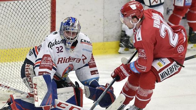 Třetí gól Třince. Petr Vrána z Třince dává gól brankáři Vítkovic Patriku Bartošákovi. Třetí gól Třince. Petr Vrána z Třince dává gól brankáři Vítkovic Patriku Bartošákovi.