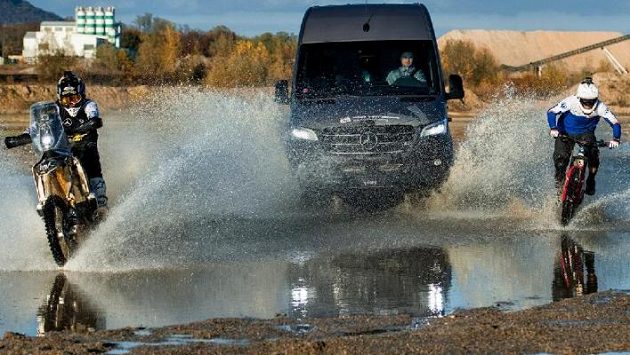 Libor Podmol si zařádil na motorce s legendárním Richardem Gasperottim. Libor Podmol si zařádil na motorce s legendárním Richardem Gasperottim.