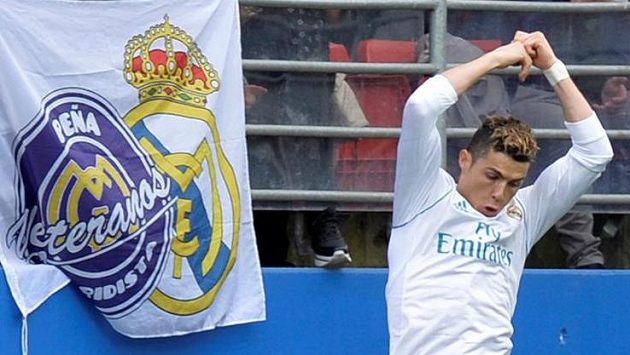 Cristiano Ronaldo z Realu Madrid oslavuje jeden ze svých gólů proti Eibaru. Cristiano Ronaldo z Realu Madrid oslavuje jeden ze svých gólů proti Eibaru.