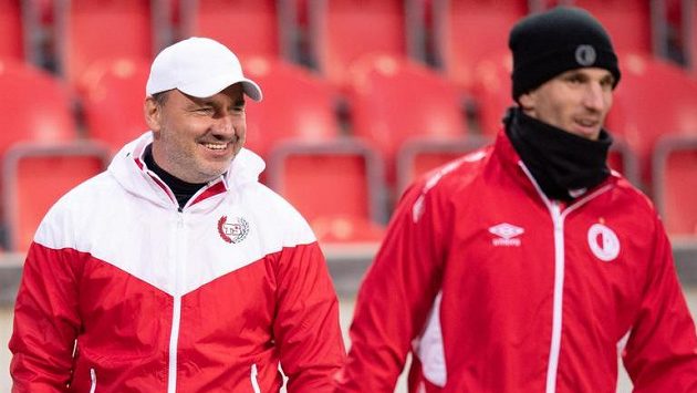 Trenér Slavie Praha Jindřich Trpišovský (vlevo) během tréninku před utkáním Evropské ligy. Trenér Slavie Praha Jindřich Trpišovský (vlevo) během tréninku před utkáním Evropské ligy.