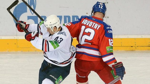 Jan Kovář z Magnitogorsku (vlevo) v souboji s útočníkem Lva Jiřím Novotným. Jan Kovář z Magnitogorsku (vlevo) v souboji s útočníkem Lva Jiřím Novotným.