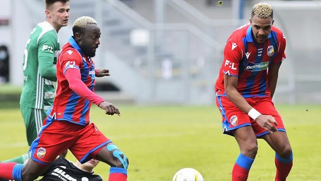 Zleva brankář Patrik Le Giang z Bohemians, Joel Kayamba z Plzně (střílí branku) a Jean-David Beauguel z Plzně. Zleva brankář Patrik Le Giang z Bohemians, Joel Kayamba z Plzně (střílí branku) a Jean-David Beauguel z Plzně.
