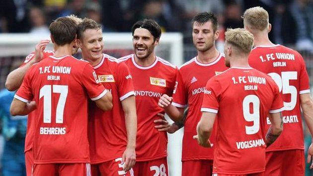Fotbalisté Unionu Berlín se radují z branky Fotbalisté Unionu Berlín se radují z branky