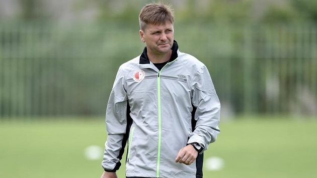 Nový trenér Slavie Praha Dušan Uhrin mladší během zahájení letní přípravy v Horních Počernicích. Nový trenér Slavie Praha Dušan Uhrin mladší během zahájení letní přípravy v Horních Počernicích.
