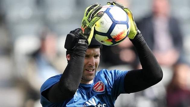 Petr Čech při rozcvičce před zápasem v Newcastlu. Petr Čech při rozcvičce před zápasem v Newcastlu.