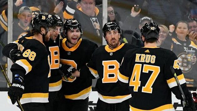 David Pastrňák první zleva slaví se spoluhráči gól Bostonu proti Arizoně. David Pastrňák první zleva slaví se spoluhráči gól Bostonu proti Arizoně.