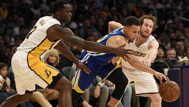 Stephen Curry z Golden State se probíjí přes dvojici bránících soupeřů z Los Angeles Lakers Brandona Basse (vlevo) a Marcela Huertase. Stephen Curry z Golden State se probíjí přes dvojici bránících soupeřů z Los Angeles Lakers Brandona Basse (vlevo) a Marcela Huertase.