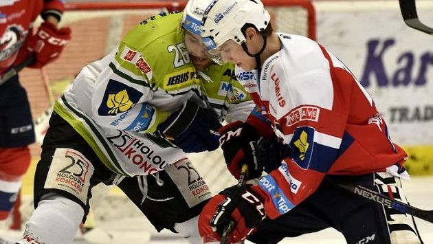(Zleva) Jaroslav Kůs z Varů a Patrik Poulíček z Pardubic. (Zleva) Jaroslav Kůs z Varů a Patrik Poulíček z Pardubic.