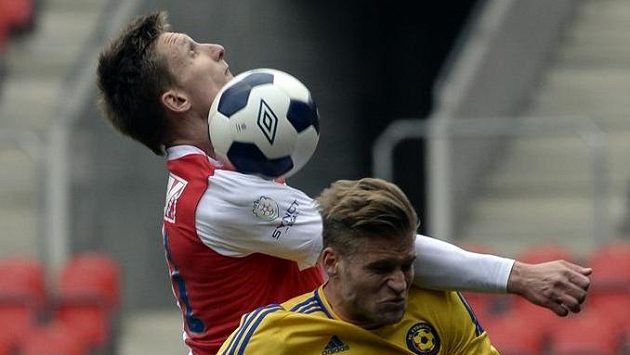 Milan Škoda ze Slavie (nahoře) a Petr Tlustý z Jihlavy. Milan Škoda ze Slavie (nahoře) a Petr Tlustý z Jihlavy.