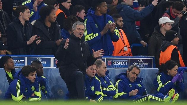 Rozzlobený trenér Chelsea José Mourinho. Rozzlobený trenér Chelsea José Mourinho.