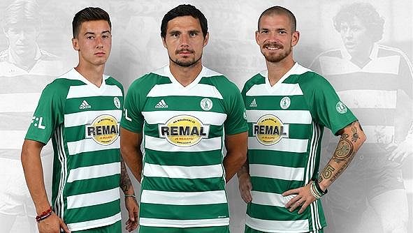 Nové dresy fotbalistů Bohemians 1905. Zleva Antonín Vaníček, kapitán Josef Jindřišek a David Bartek. Nové dresy fotbalistů Bohemians 1905. Zleva Antonín Vaníček, kapitán Josef Jindřišek a David Bartek.