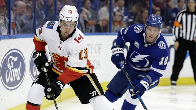 Johnny Gaudreau (13) z Calgary a Ondřej Palát (18) z Tampy. Johnny Gaudreau (13) z Calgary a Ondřej Palát (18) z Tampy.
