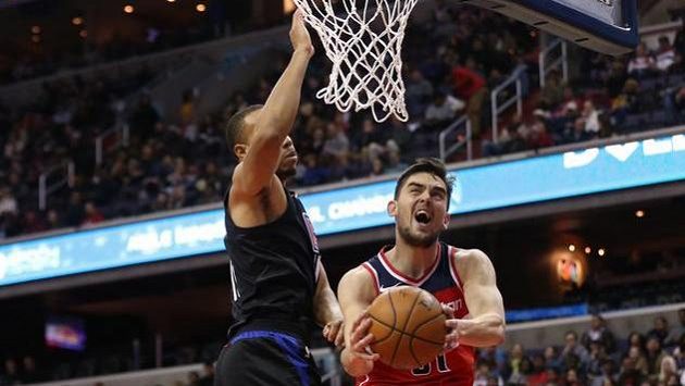 Tomas Satoranský (31) z Washingtonu na archivním snímku s Bricem Johnsonem (11) z Los Angeles Clippers. Tomas Satoranský (31) z Washingtonu na archivním snímku s Bricem Johnsonem (11) z Los Angeles Clippers.