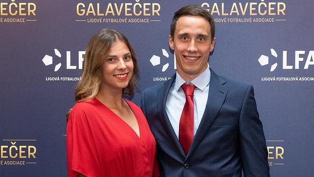 Davis Ikaunieks s partnerkou během Galavečera LFA. Davis Ikaunieks s partnerkou během Galavečera LFA.