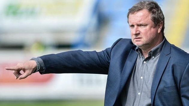 Pavel Vrba diriguje svůj tým v zápase v Liberci. Pavel Vrba diriguje svůj tým v zápase v Liberci.