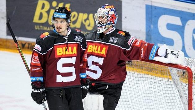 David Tomášek ze Sparty Praha a brankář Alexander Salák v utkání semifinále play off Tipsport extraligy. David Tomášek ze Sparty Praha a brankář Alexander Salák v utkání semifinále play off Tipsport extraligy.