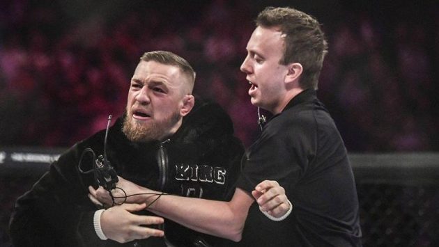 Puste mě. Víte, kdo já jsem? Conor McGregor v Dublinu přestřelil, když jako fanoušek skočil do klece. Po pár dnech se omluvil. Puste mě. Víte, kdo já jsem? Conor McGregor v Dublinu přestřelil, když jako fanoušek skočil do klece. Po pár dnech se omluvil.