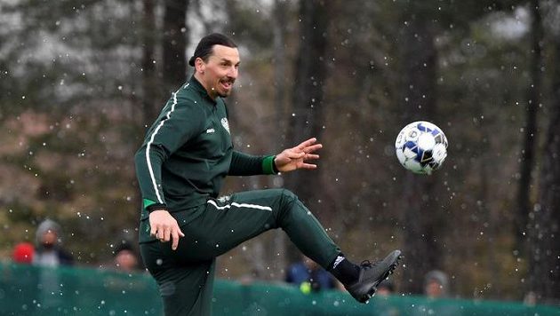 Milánský Zlatan Ibrahimovic při tréninku s Hammarby ve Stockholmu. Milánský Zlatan Ibrahimovic při tréninku s Hammarby ve Stockholmu.
