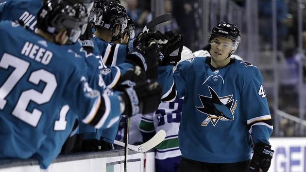Tomáš Hertl (vpravo) oslavuje gól proti Vancouveru. Tomáš Hertl (vpravo) oslavuje gól proti Vancouveru.