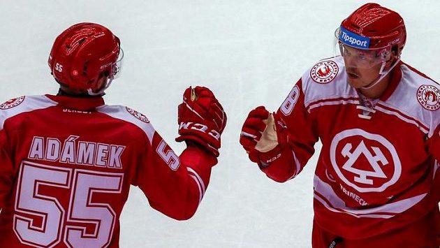 Z gólu se radují třinečtí hráči Marian Adámek a střelec branky Aron Chmielewski. Z gólu se radují třinečtí hráči Marian Adámek a střelec branky Aron Chmielewski.
