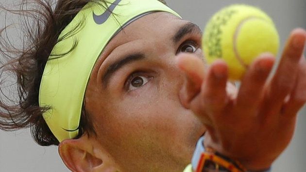Rafael Nadal na podání Rafael Nadal na podání
