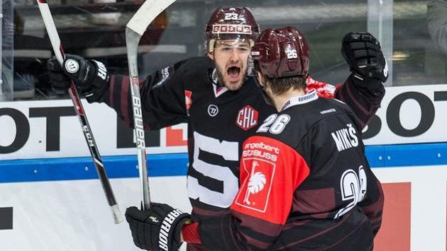 Sparťané Lukáš Pech (vlevo) a Juraj Mikuš oslavují gól na 3:1 v utkání proti Bernu. Sparťané Lukáš Pech (vlevo) a Juraj Mikuš oslavují gól na 3:1 v utkání proti Bernu.