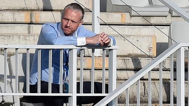 Trenér Olomouce Václav Jílek vyloučený na tribunu. Trenér Olomouce Václav Jílek vyloučený na tribunu.
