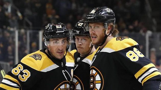 Hokejista Bostonu Bruins David Pastrňák (vpravo) se raduje společně s Bradem Marchandem (vlevo) a obráncem Toreyem Krugem (uprostřed) z gólu do sítě St. Louis Blues. Hokejista Bostonu Bruins David Pastrňák (vpravo) se raduje společně s Bradem Marchandem (vlevo) a obráncem Toreyem Krugem (uprostřed) z gólu do sítě St. Louis Blues.