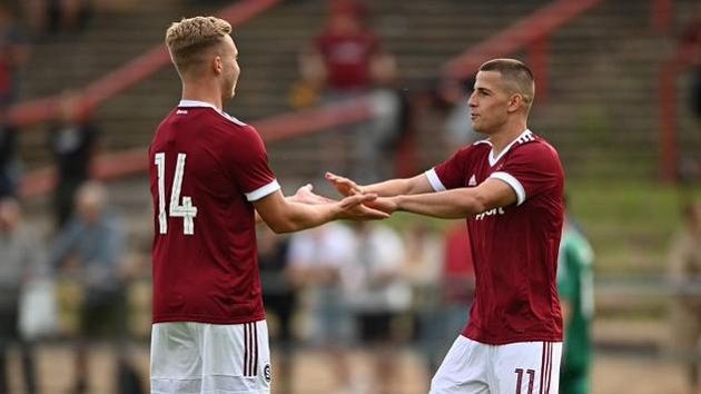 Sparťan Martin Minčev (vpravo) děkuje Václavu Drchalovi za gólovou asistenci. Sparťan Martin Minčev (vpravo) děkuje Václavu Drchalovi za gólovou asistenci.
