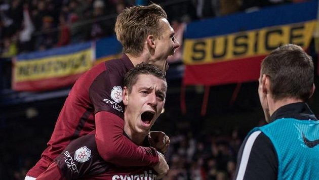 Zahustelova slavná chvíle. Spolu s Dočkalem oslavuje gól, který vstřelil v derby se Slavií. Zahustelova slavná chvíle. Spolu s Dočkalem oslavuje gól, který vstřelil v derby se Slavií.
