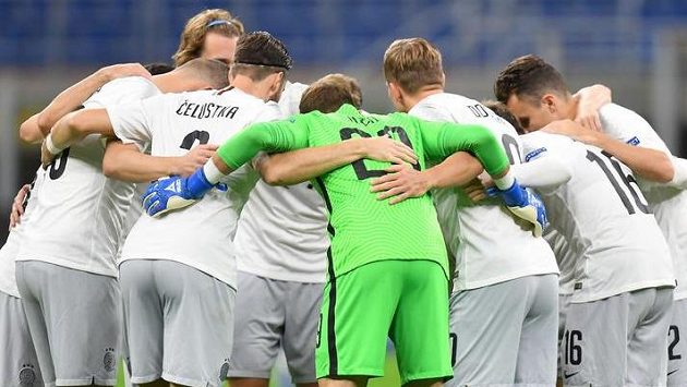 Brankář Milan Heča s fotbalisty Sparty před zápasem s AC Milán na San Siru. Brankář Milan Heča s fotbalisty Sparty před zápasem s AC Milán na San Siru.