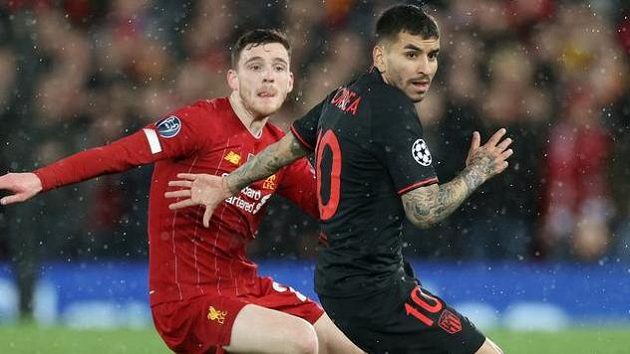 Angel Correa z Atlétika Madrid bojuje o míč s liverpoolským Andrew Robertsonem. Angel Correa z Atlétika Madrid bojuje o míč s liverpoolským Andrew Robertsonem.