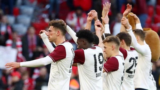 Fotbalisté Bayernu Mnichov oslavují výhru nad Augsburgem. Fotbalisté Bayernu Mnichov oslavují výhru nad Augsburgem.