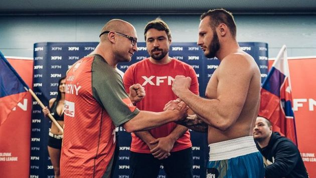 Lukáš Konečný (vlevo) se vrací po téměř pět letech do ringu, aby ve vyprodané O2 areně seknul slovenského bijce Matuše Babiaka. Bude tomu tak? Lukáš Konečný (vlevo) se vrací po téměř pět letech do ringu, aby ve vyprodané O2 areně seknul slovenského bijce Matuše Babiaka. Bude tomu tak?